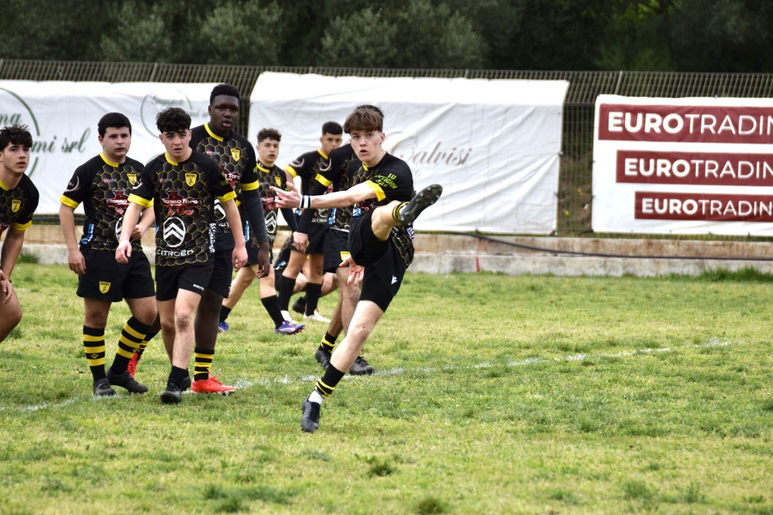 davide calcio punizione.jpg Giovani atleti dell'Olbia Rugby 1982